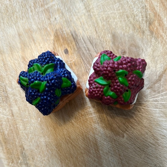 HOME DECOR | Salt & Pepper Shakers Fruit Basket Decorative Figurines - Picture 2 of 4